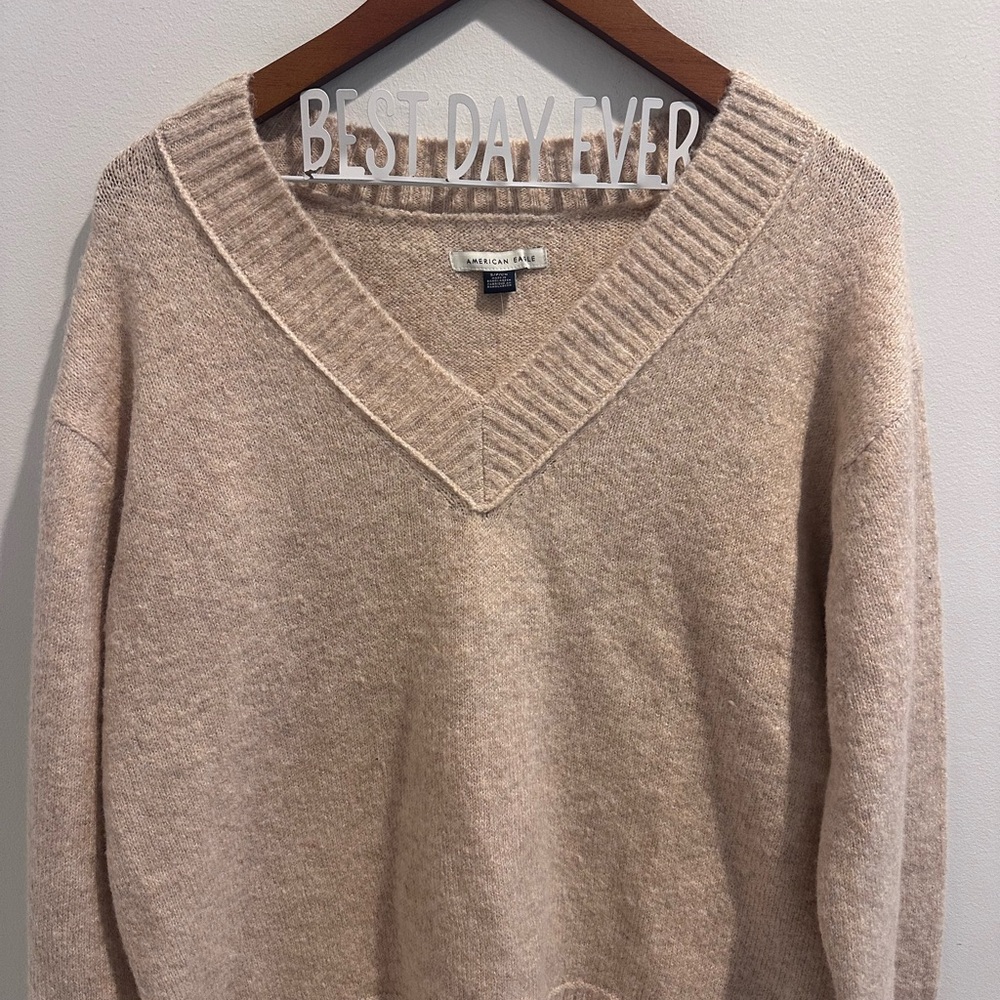 NWT American Eagle tan oversized V-Neck Sweater small - Picture 2 of 7